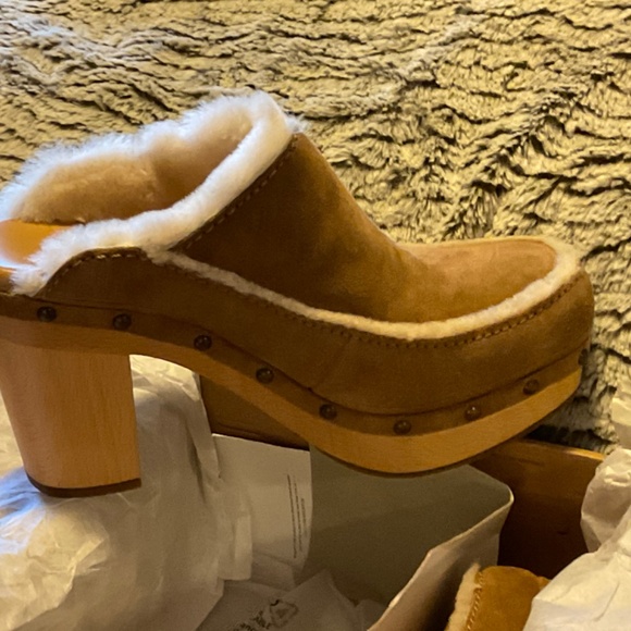 UGG CLOGS - Picture 3 of 6